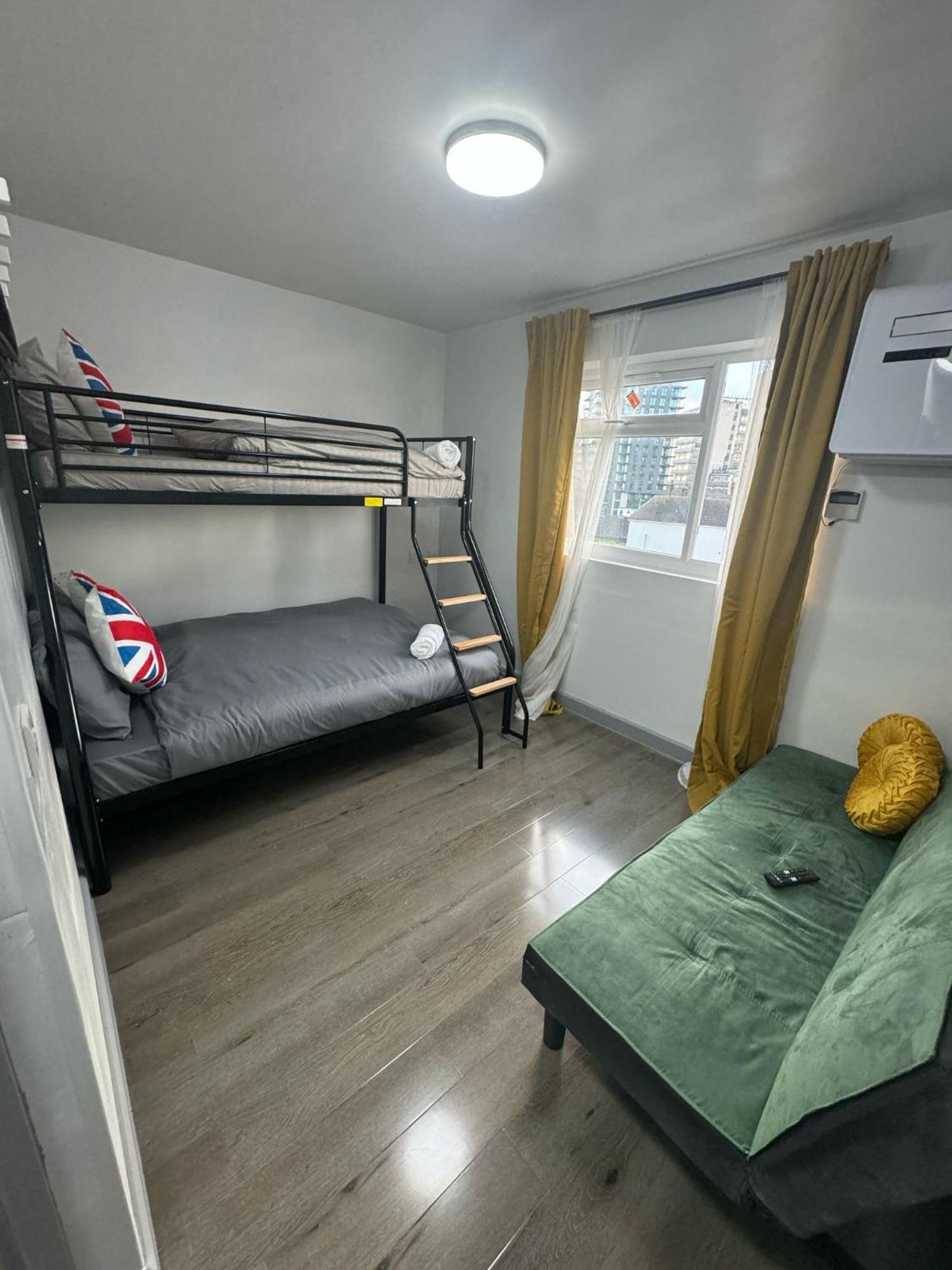 Flat 6 In Apartment *