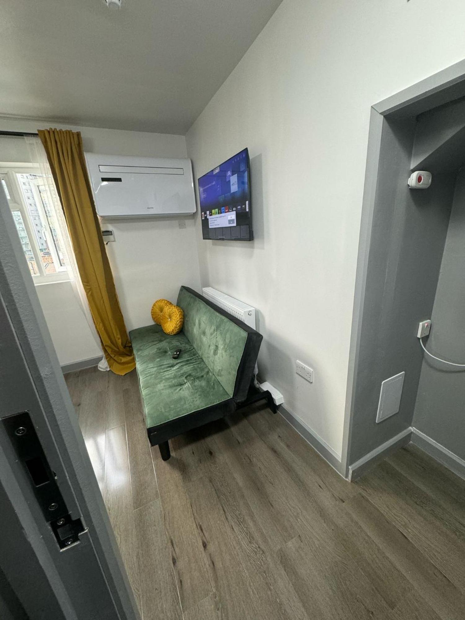 Flat 6 In Apartment *